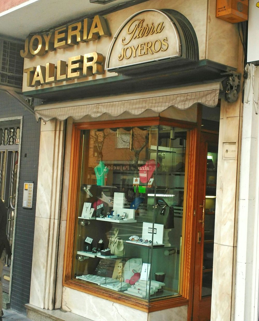 Fachada y escaparate de Parra Joyeros, joyería taller en la calle María Auxiliadora